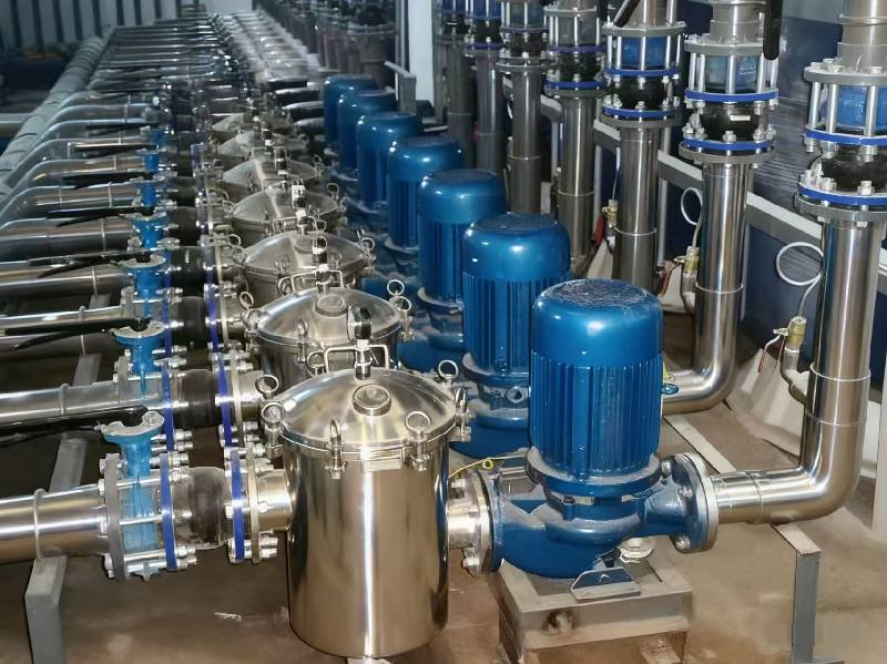 Почему клапан должен быть закрыт при запуске центробежного насоса?